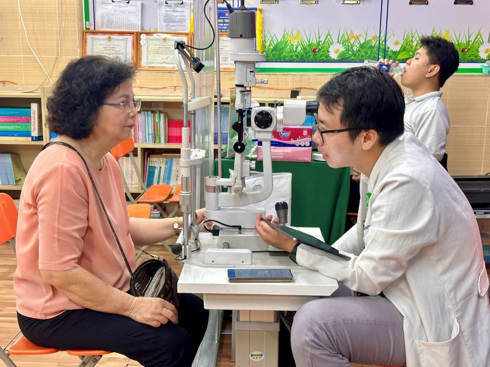 Nguoi dan den kham suc khoe mien phi tai Trung tam an sinh xa hoi phuong Tan Hung. Anh: Minh Tam