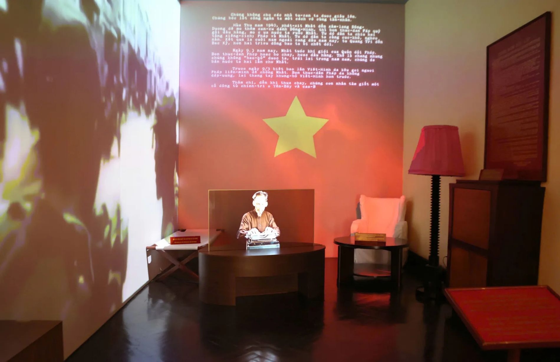 La tecnologia de hologramas se utiliza para recrear la imagen del Presidente Ho Chi Minh sentado redactando el documento historico 'Declaracion de Independencia' en el sitio historico 48 Hang Ngang (Hanoi). Foto: Ngoc Tu
