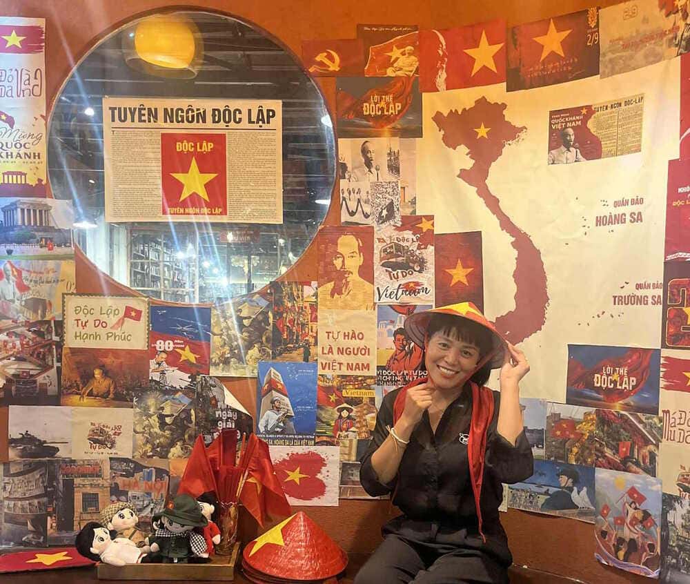 Sử dụng những đồ trang trí như cờ đỏ sao vàng sẽ giúp không gian nhà trở nên ấn tượng dịp Quốc khánh 2.9. Ảnh: Thủy Nguyễn