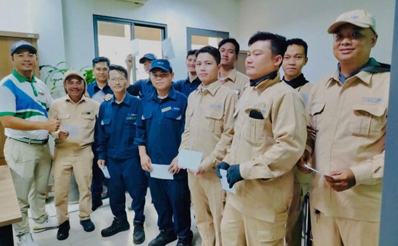 Workers at Binh Thuan Branch - Nova Golf Club Company Limited were happy and touched when the Union gave them gifts on the occasion of National Day (September 2). Photo: Ha Ny