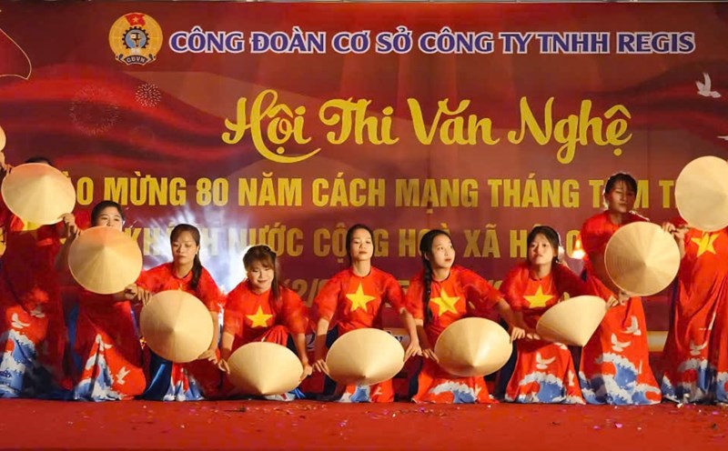 More than 100 union members and workers participated in the art performance to celebrate National Day 2.9 organized by the Regis Company Limited Trade Union. Photo: Dieu Anh