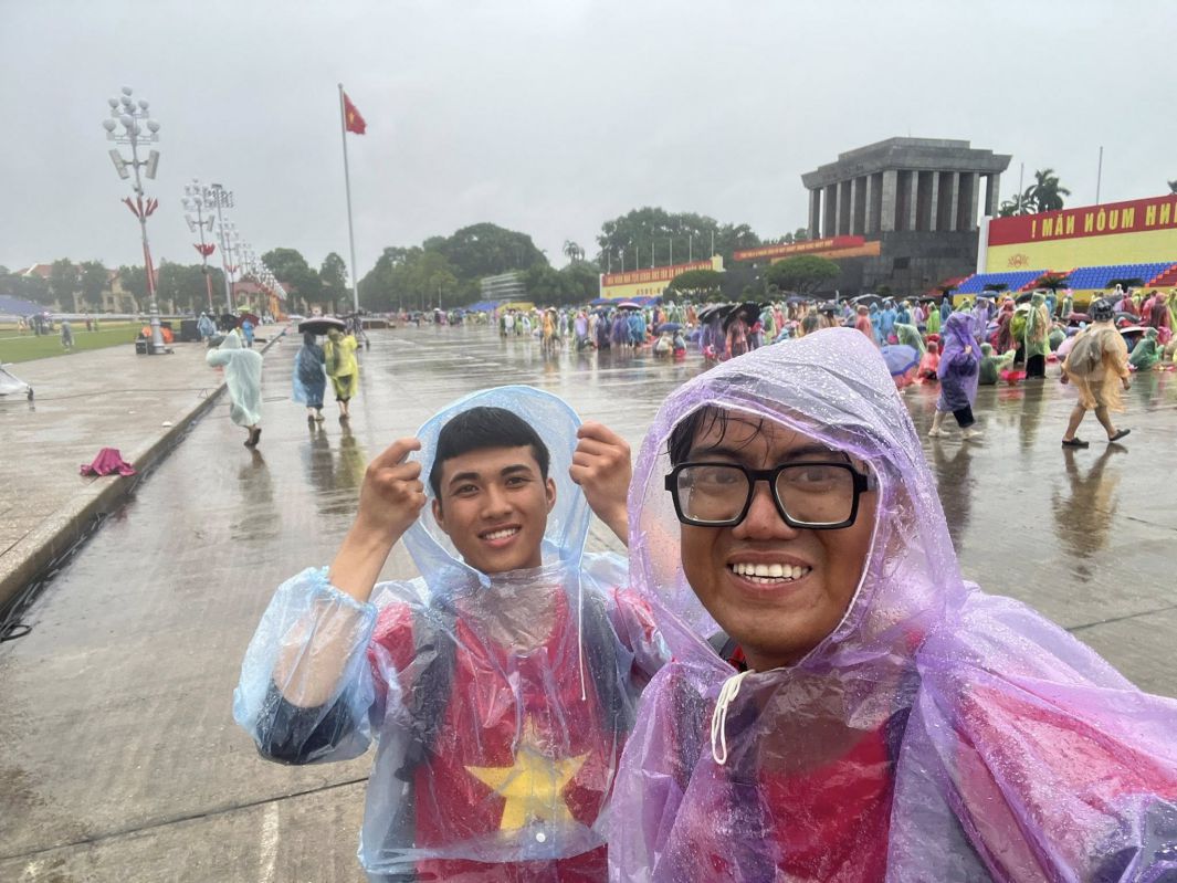 Buc anh check-in dau tien cua Tuan Tu va Xuan Duy tai Quang truong Ba Dinh. Anh: Nhan vat cung cap