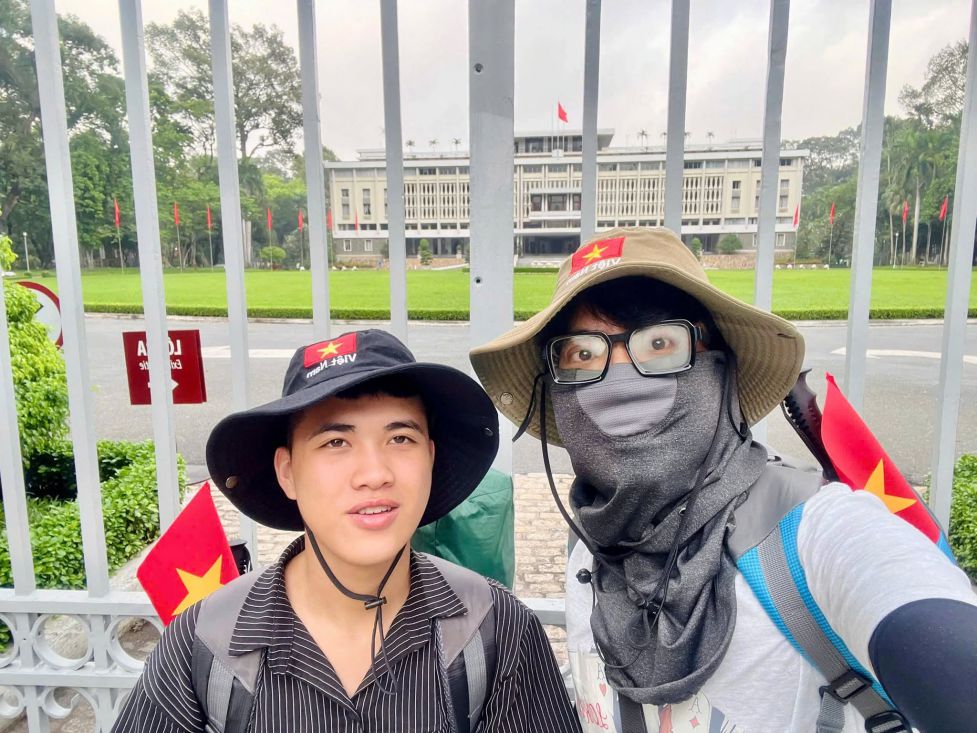Tuan Tu and Xuan Duy on a cross-country walking trip to Hanoi on the occasion of National Day, September 2. Photo: Character provided