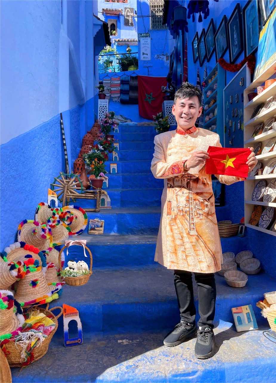 Hinh anh Doan Truong mang co Viet Nam check in cac dia diem noi tieng the gioi. Anh: Nghe si cung cap.