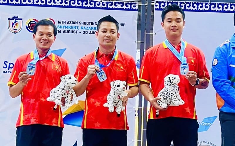 Shooter Pham Quang Huy and his teammates won the silver medal at the final competition day of the 2025 Asian Championship. Photo: Hoai Viet