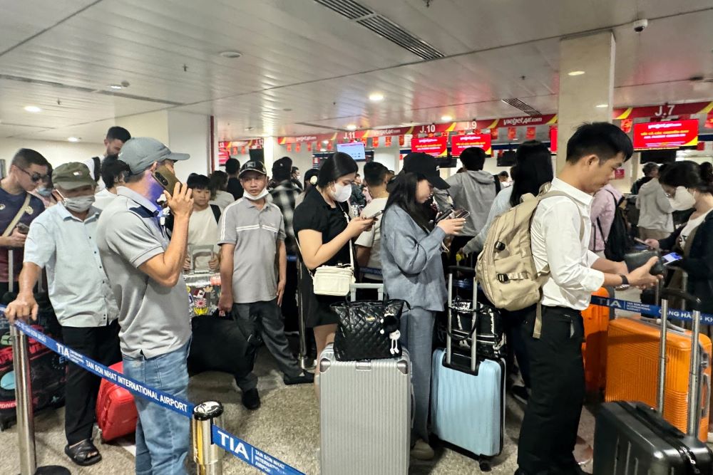 Hanh khach xep hang dong duc lam thu tuc check-in tai quay Vietjet sang 30.8, ngay cao diem nghi le 2.9. Ảnh: Anh Tu
