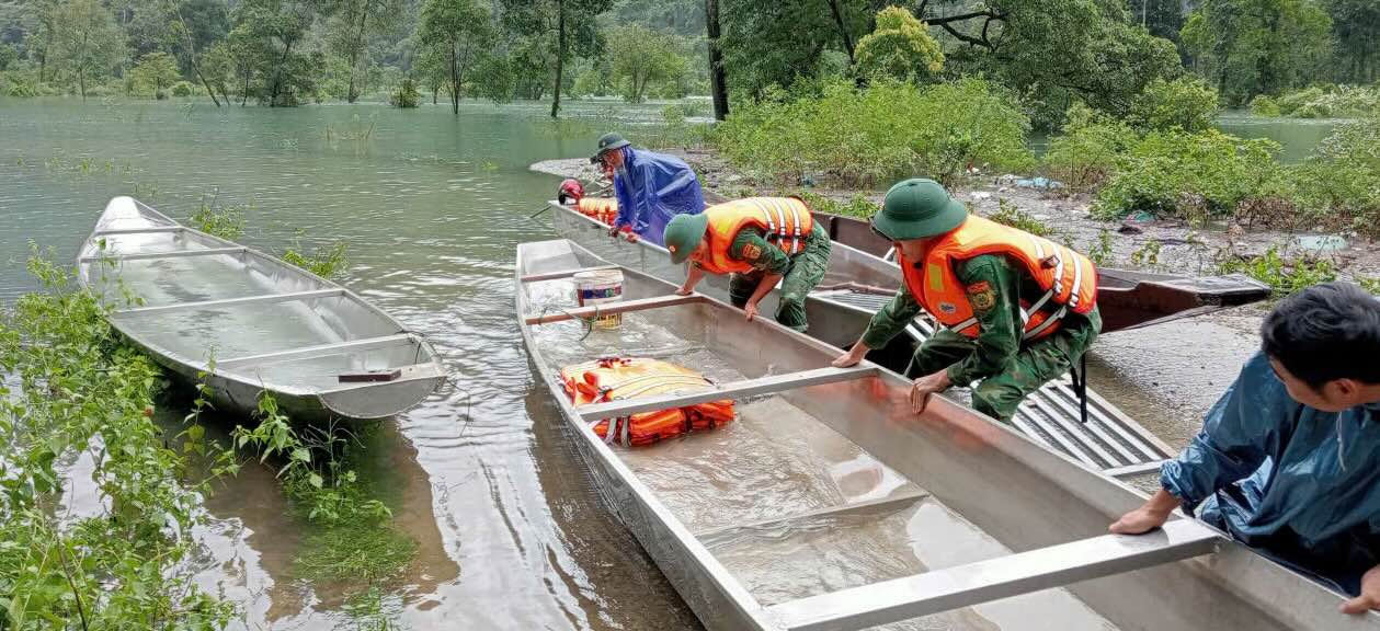 Don Bien phong Ca Xeng trien khai luc luong ung pho thien tai. Anh: Bien phong Ca Xeng