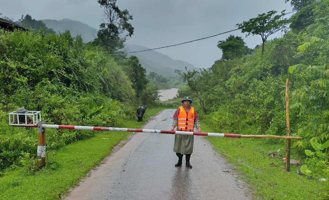 Luc luong chuc nang to chuc chot chan o cau tran Ly Ton (Km 28), thon Ly Ton, xa Dakrong. Anh: 