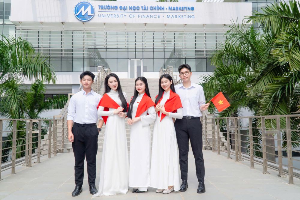 재정-마케팅 대학교는 9월 2일 국경일에 학생 1인당 10만 동을 기부합니다. 사진: UFM