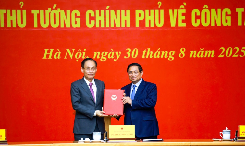 Prime Minister Pham Minh Chinh presented the decision to receive Mr. Le Hoai Trung - Secretary of the Party Central Committee, Chief of the Party Central Committee Office, to work at the Ministry of Foreign Affairs, assigning the Acting Minister of Foreign Affairs. Photo: VGP/Nhat Bac