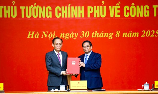 Thủ tướng Chính phủ Phạm Minh Chính trao quyết định tiếp nhận ông Lê Hoài Trung - Bí thư Trung ương Đảng, Chánh Văn phòng Trung ương Đảng, về công tác tại Bộ Ngoại giao, giao Quyền Bộ trưởng Bộ Ngoại giao. Ảnh: VGP/Nhật Bắc