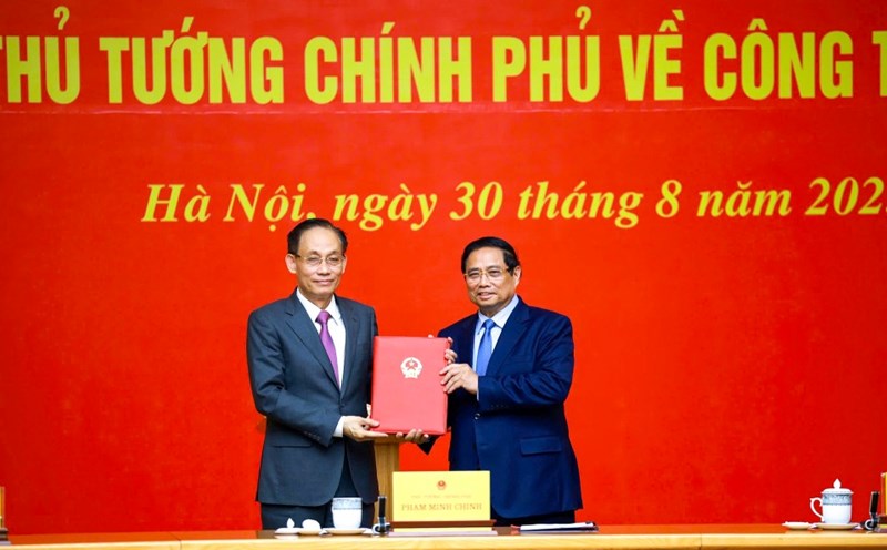 Prime Minister Pham Minh Chinh presented the decision to receive Mr. Le Hoai Trung - Secretary of the Party Central Committee, Chief of the Party Central Committee Office, to work at the Ministry of Foreign Affairs, assigning the Acting Minister of Foreign Affairs. Photo: VGP/Nhat Bac