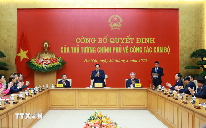 Thu tuong Chinh phu Pham Minh Chinh du le cong bo va trao Quyet dinh cua Thu tuong Chinh phu ve cong tac can bo. Anh: TTXVN