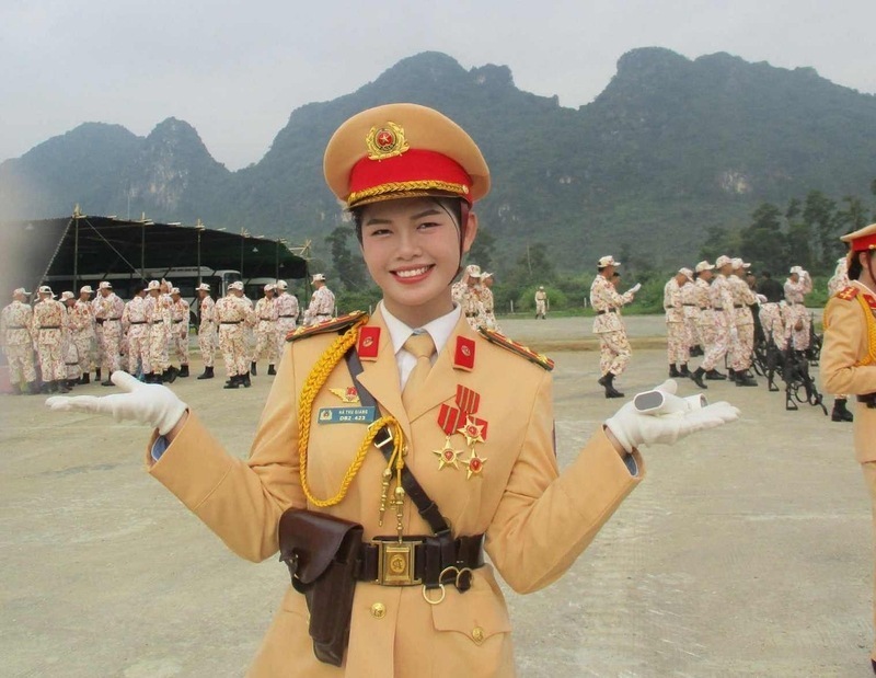 L'etudiante originaire de Lang Ha Thu Giang en uniforme de police de la circulation. Photo : NVCC