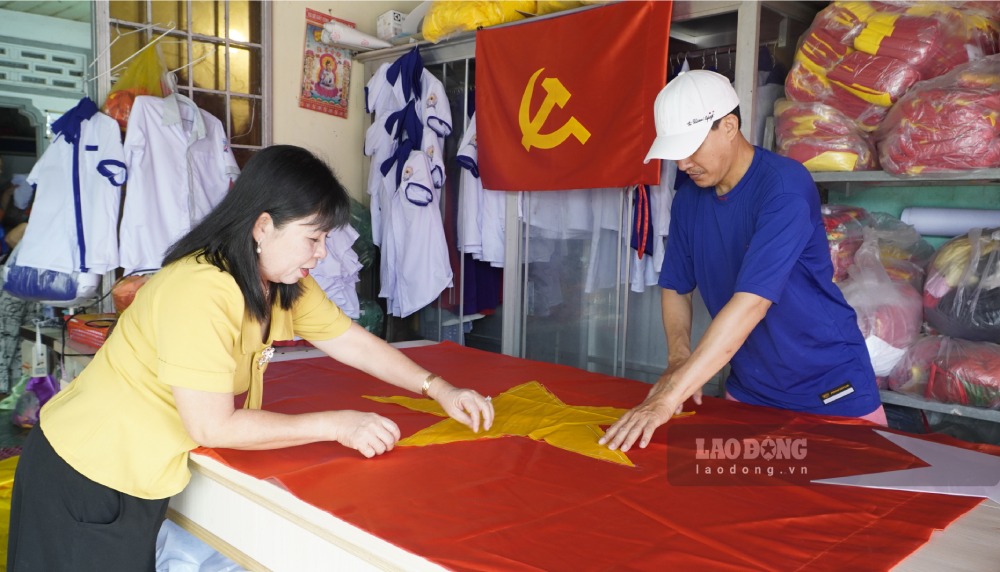 Chi ke, luc do con Hoi Lien hiep Phu nu huyen co xuong thanh lap To may, hoi Phu nu tinh cung rat quan tam, co ho tro cho chi em vay von de mua may may. Den nay cac chi deu tra het tien vay. Hien nay Phu nu xa cung dang quan ly chung, rat quan tam den cong viec va doi song chi em trong To.