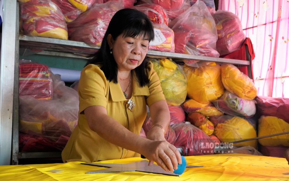 Co duyen den voi nghe may co hon 30 nam truoc, khi lam viec tai xa Thanh Dong A (cu), chi Nguyen Kieu Thu duoc giao nhiem vu mua co Dang, co To quoc de treo tai co quan. Thay nhung la co mua ve chua dep, chi Thu nay ra y dinh tu may. Bang ca tam huyet, chi ti man tung chi tiet do ve, cat may de tao ra la co dung chuan va dep.
