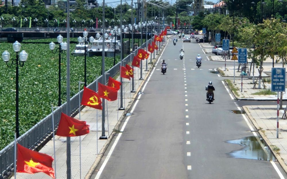 Chu tam de dep tung duong kim mui chi nen co cua to may duoc nhieu dia phuong trong tinh An Giang dat hang. Khong chi may co Dang, co To quoc, chi Thu con may nhieu loai khac nhu co phuon, co day, co de ban.