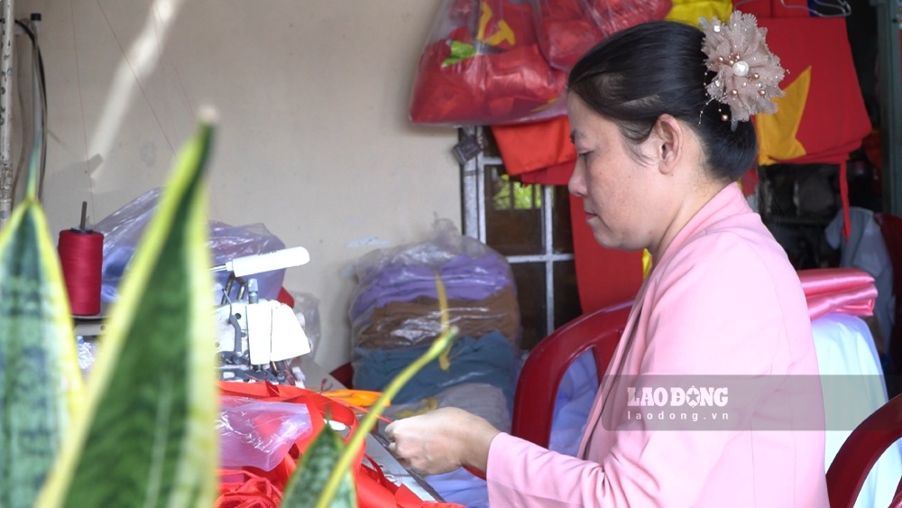 Chi Thu truyen nghe may cho nhieu nguoi va duy tri so luong lao dong lam viec lien tuc khoang hon 10 nguoi. Thu nhap moi nguoi tu 3 - 5 trieu dong/thang nhung chi lam theo buoi hoac luc ranh, thoi gian con lai ho lo nha cua, con cai, lam thue o nhung noi khac nen cong viec nay rat tien loi.
