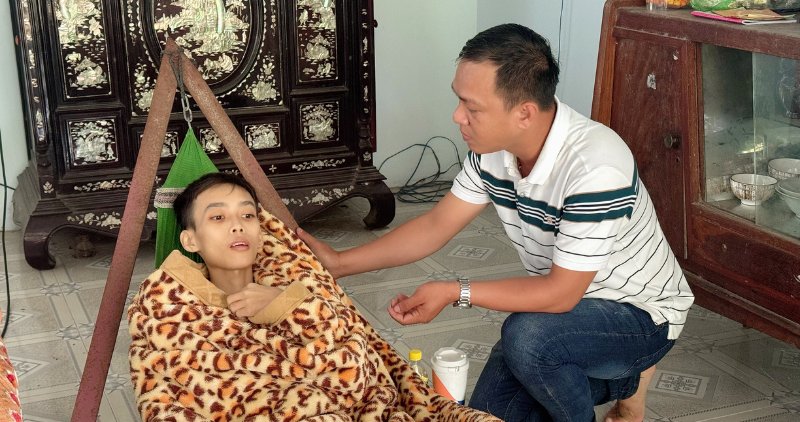 Phan Nhat Hao lay in a exhausted hammock due to colon cancer. Photo: Hoang Loc