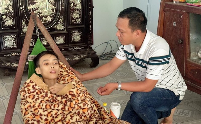 Phan Nhat Hao lay in a exhausted hammock due to colon cancer. Photo: Hoang Loc