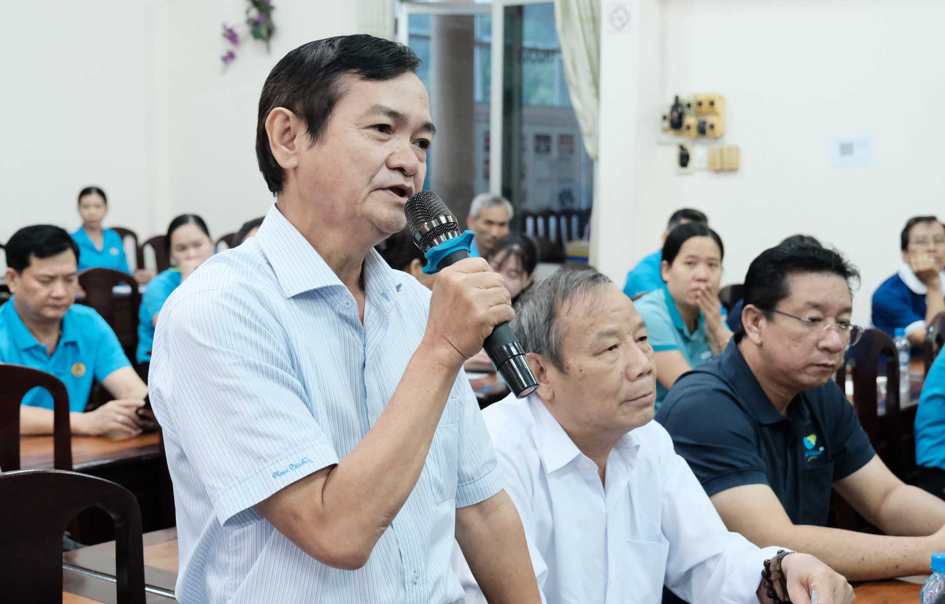 Can bo Cong doan co so dong gop y kien tai hoi nghi. Anh: My Ly
