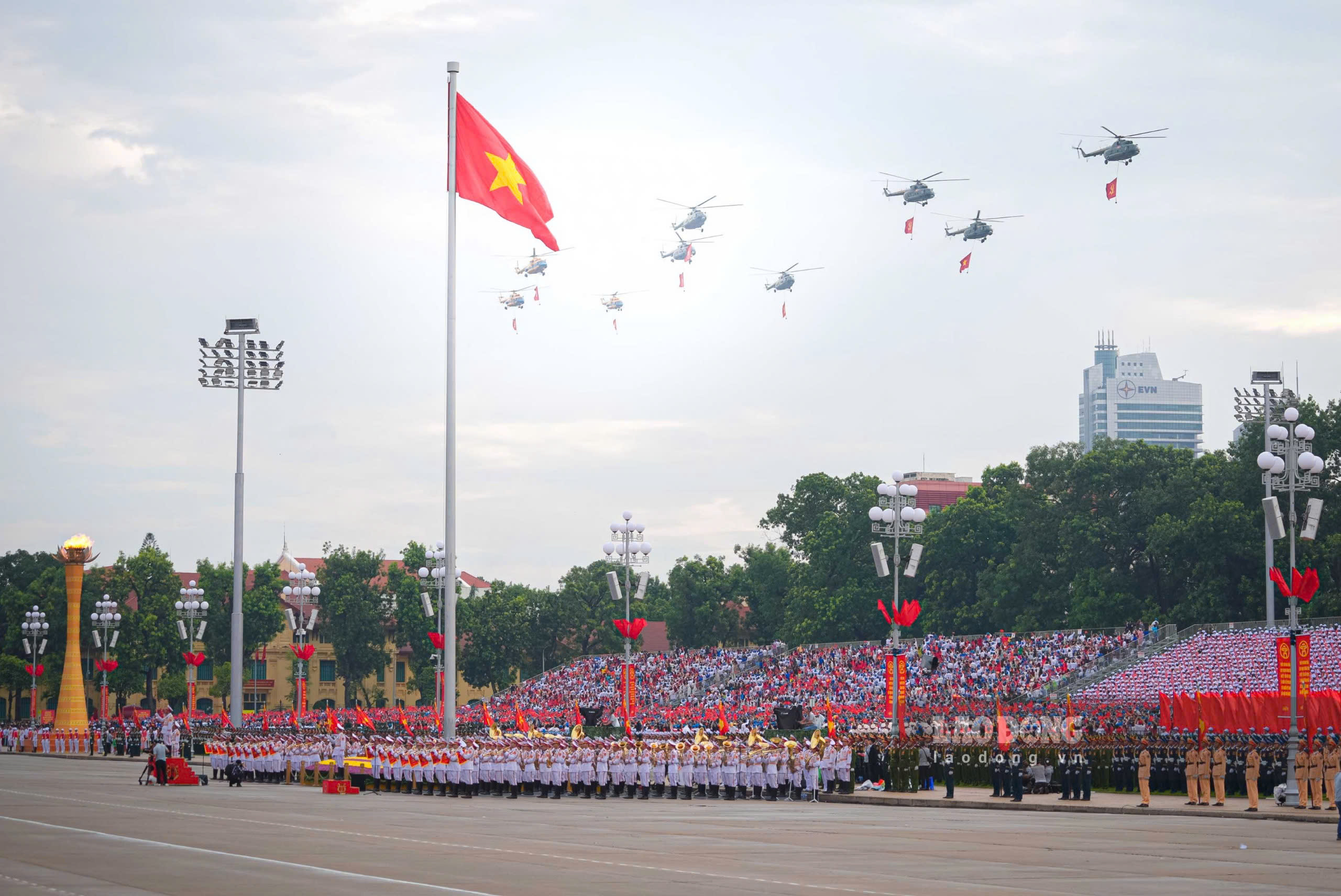 Bien doi may bay truc thang treo co Dang, co To Quoc bay tren quang truong Ba Dinh truoc hang ngan dong bao la hinh anh dep va thieng lieng voi nhieu nguoi xem. Anh: Tuan Anh