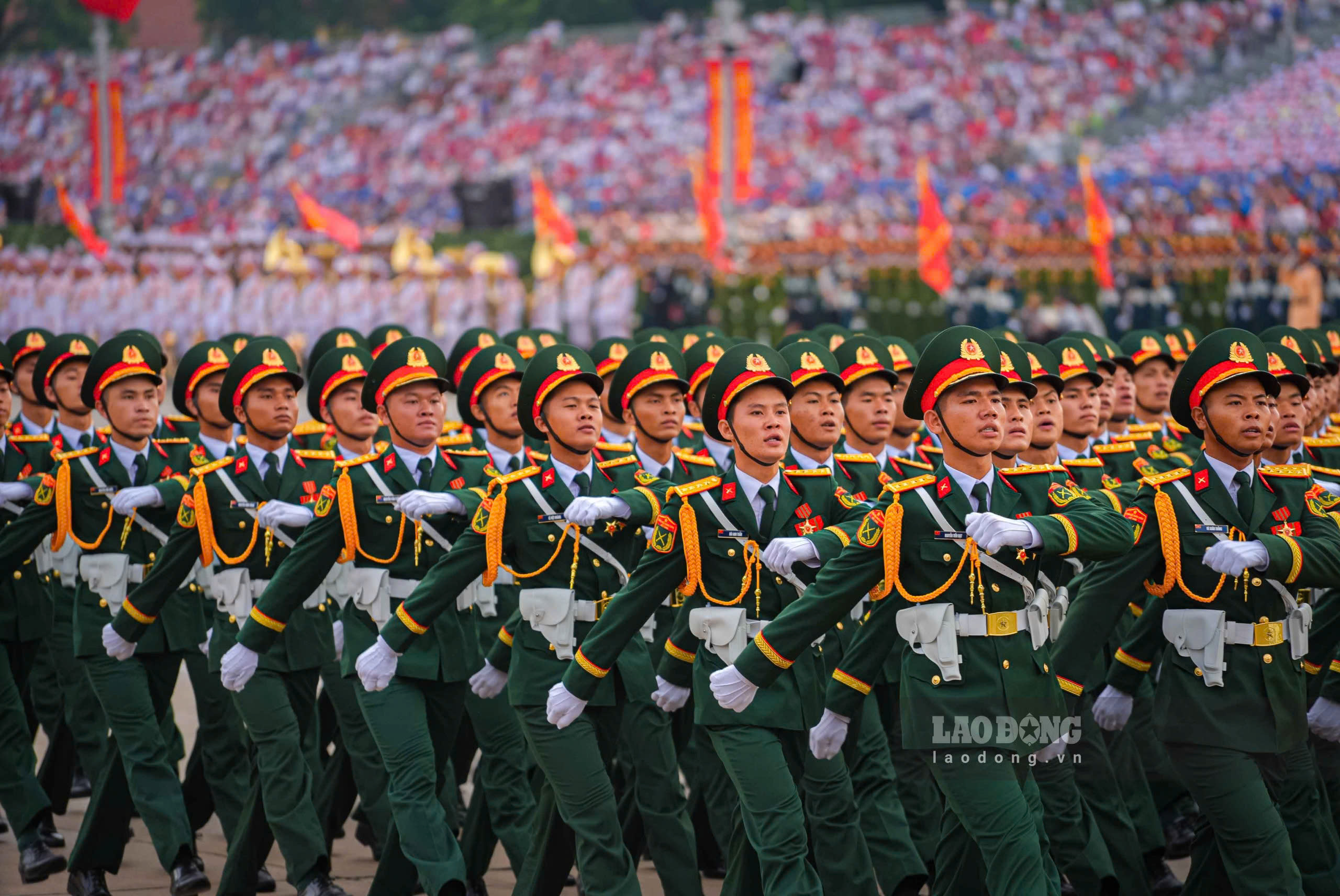Bien doi may bay truc thang treo co Dang, co To Quoc bay tren quang truong Ba Dinh truoc hang ngan dong bao la hinh anh dep va thieng lieng voi nhieu nguoi xem. Anh: Tuan Anh