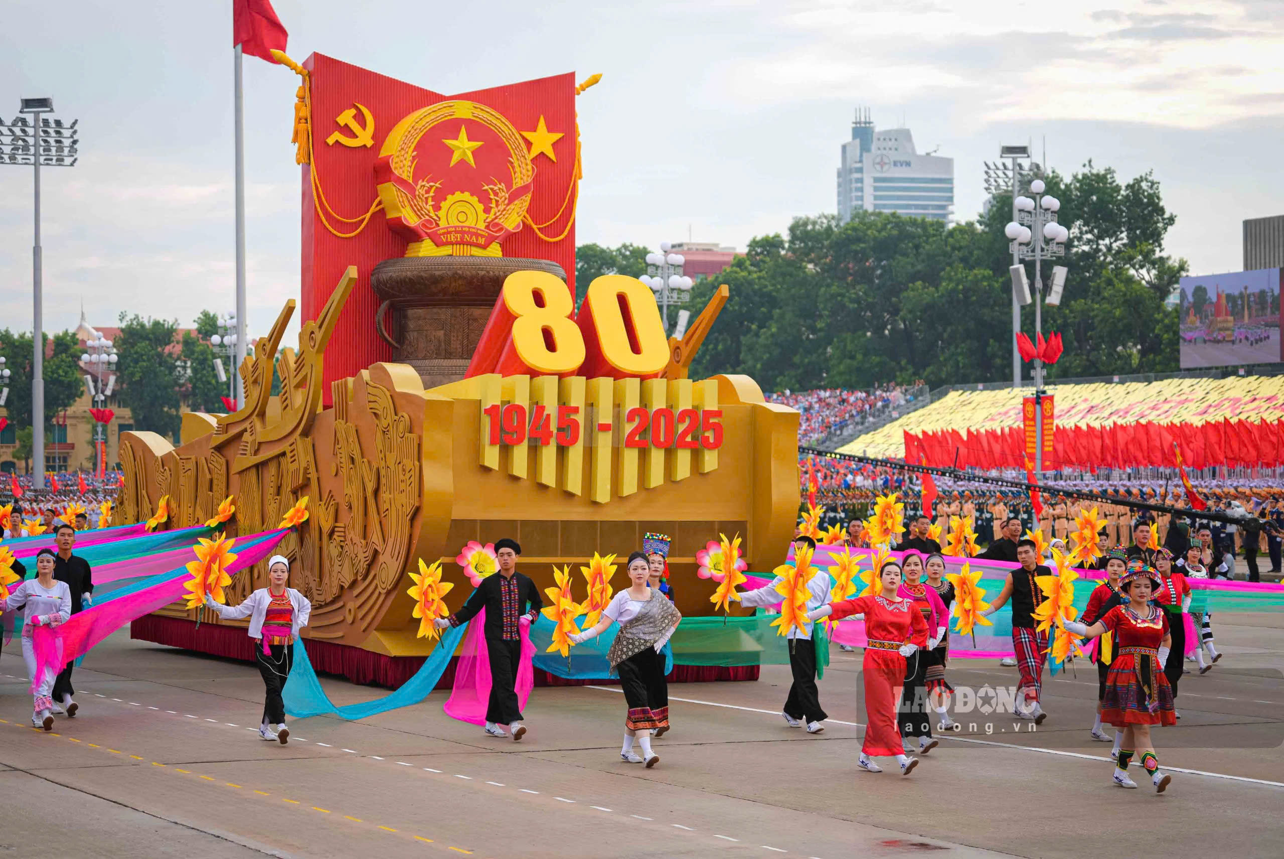 Bien doi may bay truc thang treo co Dang, co To Quoc bay tren quang truong Ba Dinh truoc hang ngan dong bao la hinh anh dep va thieng lieng voi nhieu nguoi xem. Anh: Tuan Anh