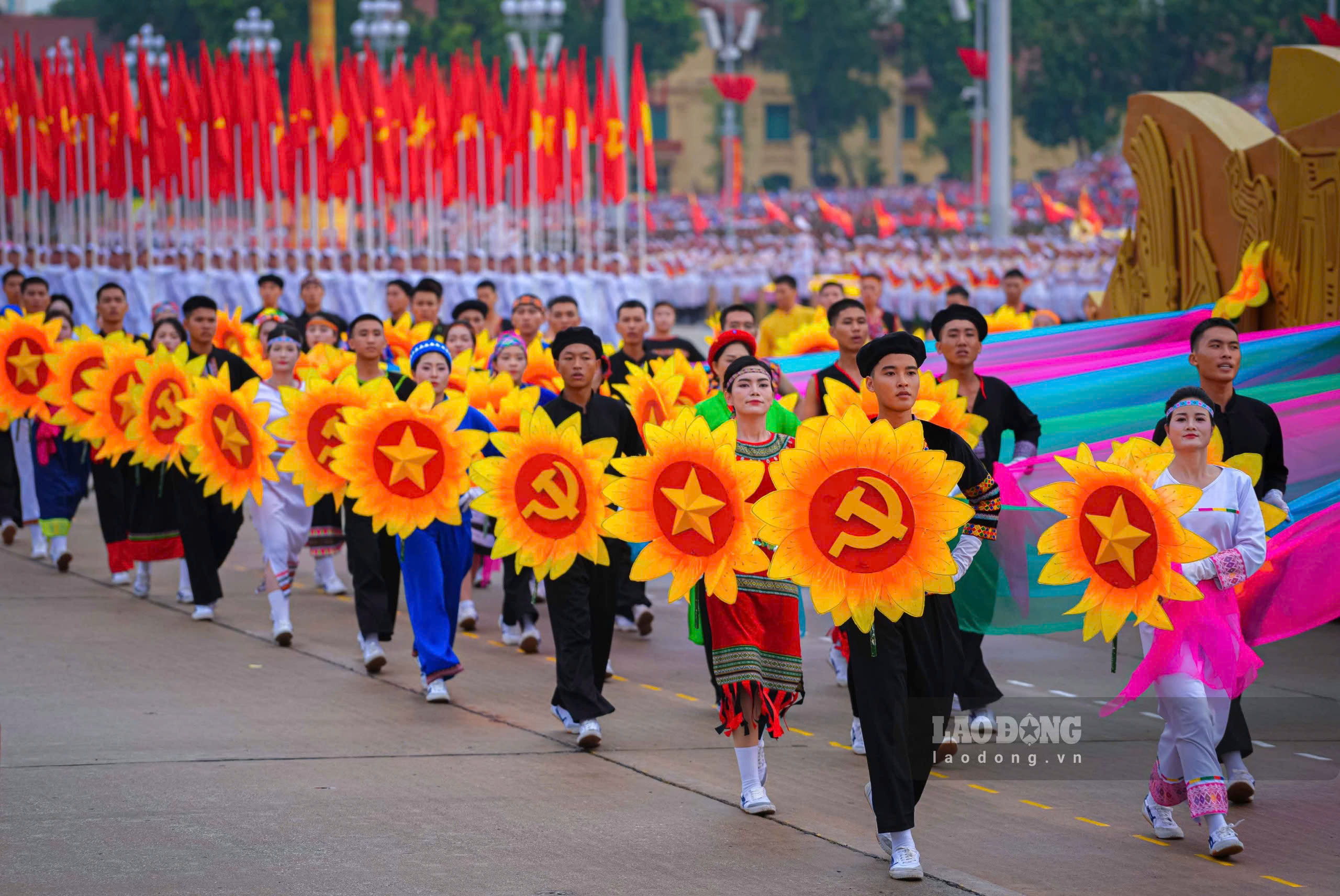 Bien doi may bay truc thang treo co Dang, co To Quoc bay tren quang truong Ba Dinh truoc hang ngan dong bao la hinh anh dep va thieng lieng voi nhieu nguoi xem. Anh: Tuan Anh