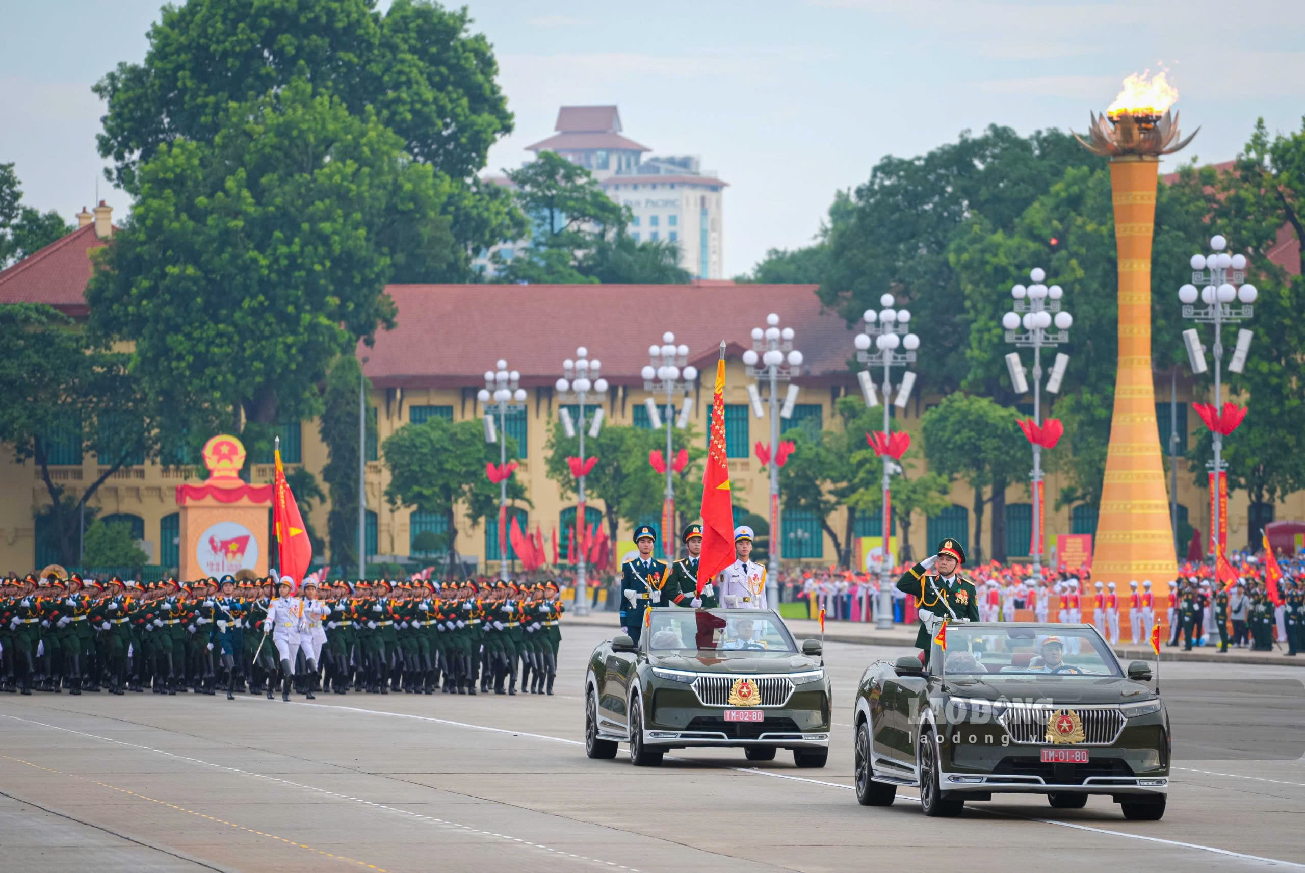 Bien doi may bay truc thang treo co Dang, co To Quoc bay tren quang truong Ba Dinh truoc hang ngan dong bao la hinh anh dep va thieng lieng voi nhieu nguoi xem. Anh: Tuan Anh
