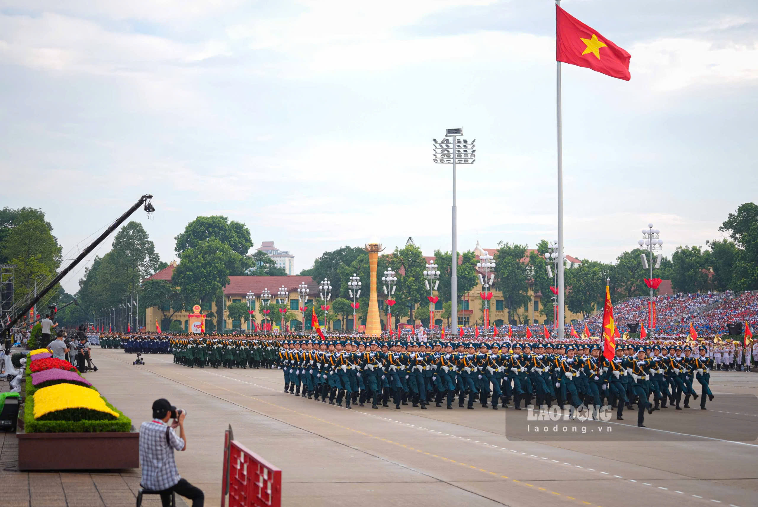 Bien doi may bay truc thang treo co Dang, co To Quoc bay tren quang truong Ba Dinh truoc hang ngan dong bao la hinh anh dep va thieng lieng voi nhieu nguoi xem. Anh: Tuan Anh