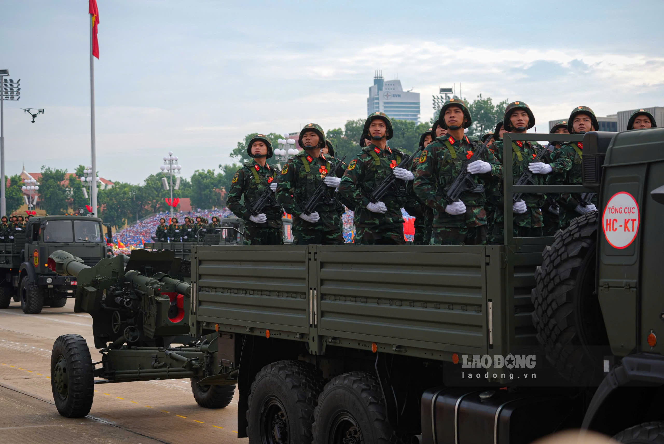 Bien doi may bay truc thang treo co Dang, co To Quoc bay tren quang truong Ba Dinh truoc hang ngan dong bao la hinh anh dep va thieng lieng voi nhieu nguoi xem. Anh: Tuan Anh
