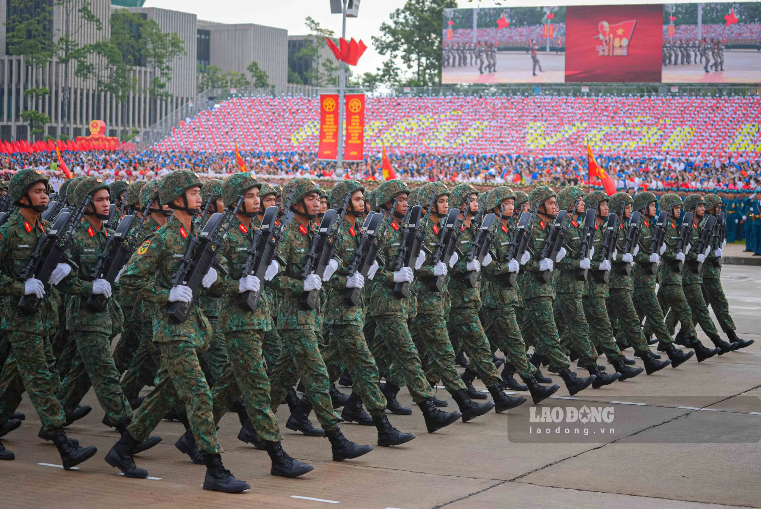 Bien doi may bay truc thang treo co Dang, co To Quoc bay tren quang truong Ba Dinh truoc hang ngan dong bao la hinh anh dep va thieng lieng voi nhieu nguoi xem. Anh: Tuan Anh