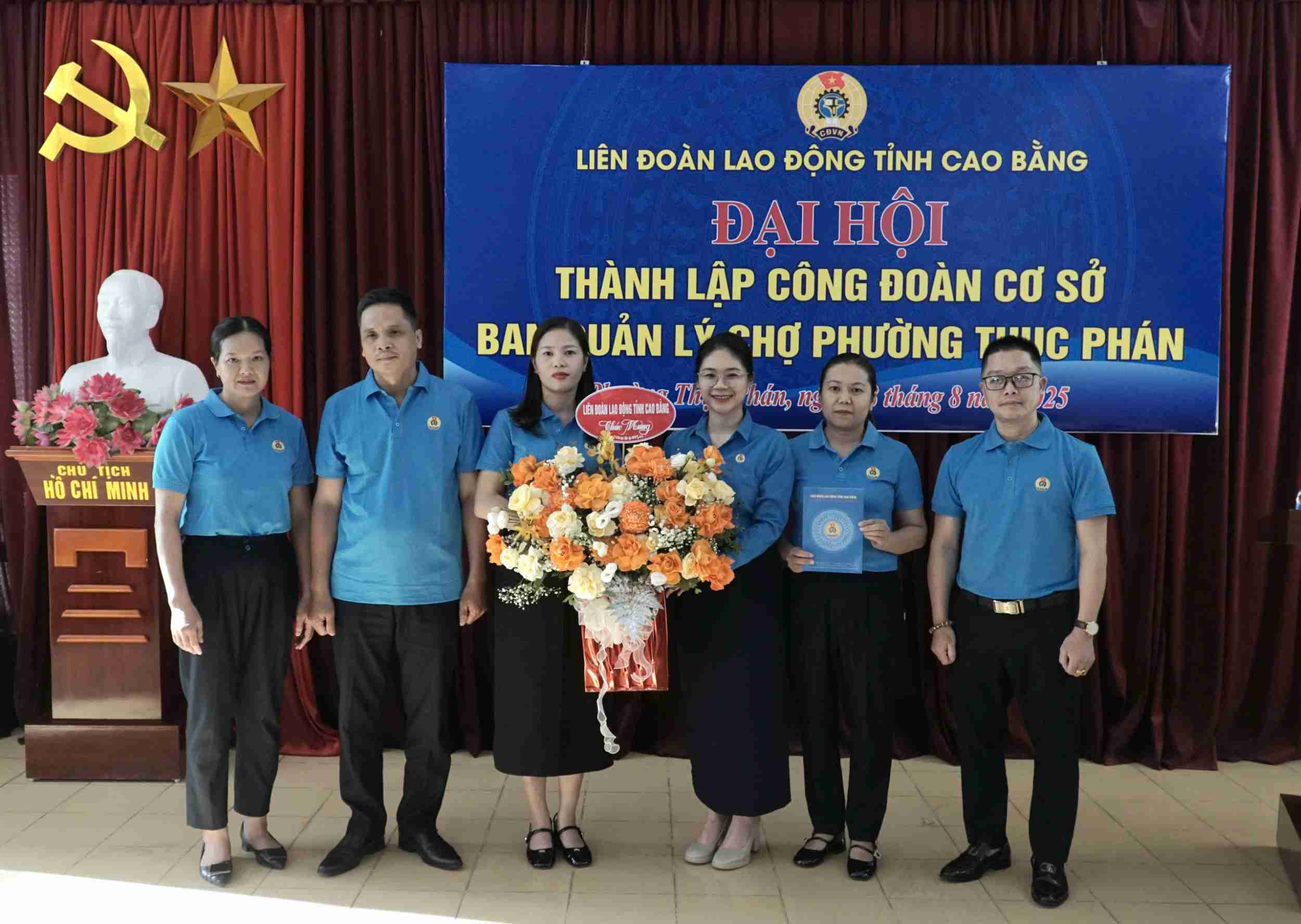 까오방성 노동총연맹 지도부가 새로 설립된 노동조합에 꽃을 전달하고 있습니다. 사진: Thuy Le