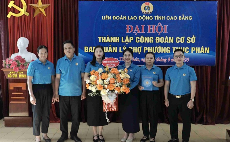 Leaders of the Cao Bang Provincial Federation of Labor presented flowers to the newly established grassroots trade union. Photo: Thuy Le