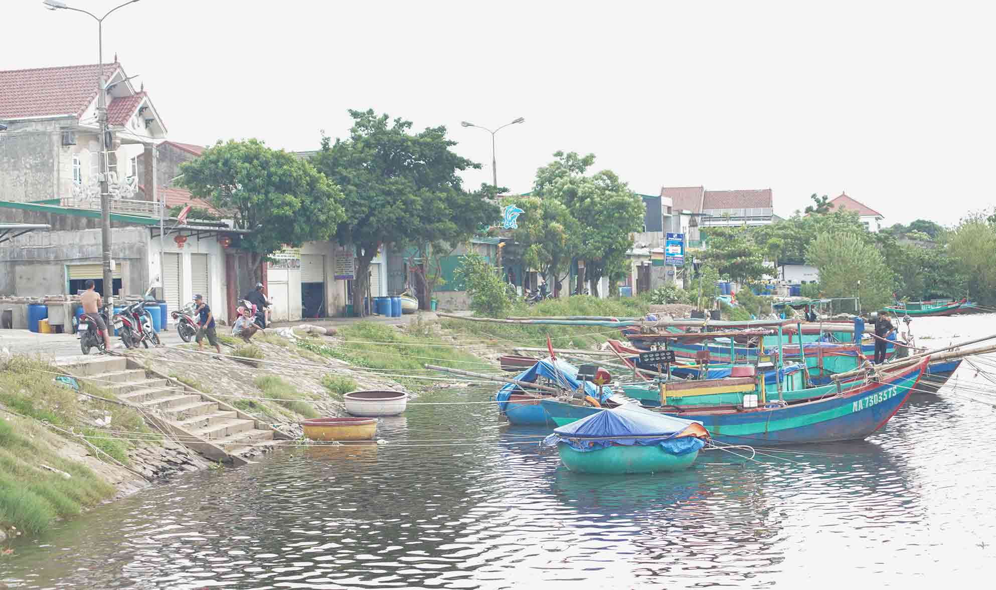 Nhieu tau, thuyen cua ngu dan phuong Cua Lo neo dau, tranh tru bao. Anh: Duy Chuong