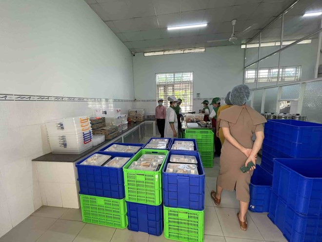 Las unidades que suministran comida escolar en Khanh Hoa tendran criterios de capacidad experiencia... Foto: Huu Long