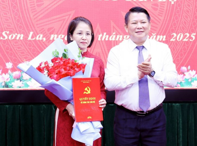 Lo Minh Hung 씨 - Son La 지방 당위원회 상임 부서기가 결정서를 수여하고 Son La 지방 당위원회 내무위원회 신임 위원장에게 꽃다발을 전달했습니다. 사진: Minh Nguyen