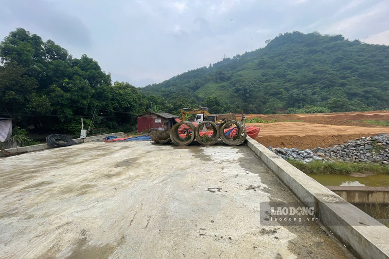 May moc, thiet bi duoc huy dong de phuc vu qua trinh thi cong du an. Anh: Dinh Dai
