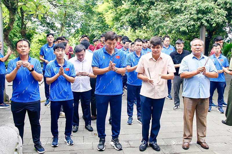 U23 베트남은 8월 30일 아침 푸토성 훙 사원 역사 유적지에서 훙왕을 기리기 위해 향을 피웠습니다. 사진: VFF