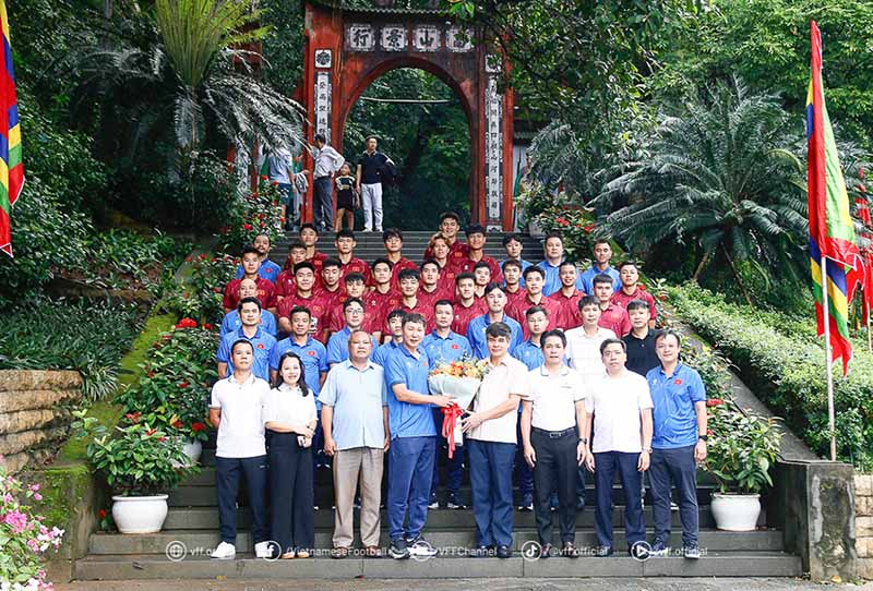 Giam doc So Van hoa - The thao va Du lich tinh Phu Tho Duong Hoang Huong cung cac dai bieu da tang hoa chao mung U23 Viet Nam. Anh: VFF