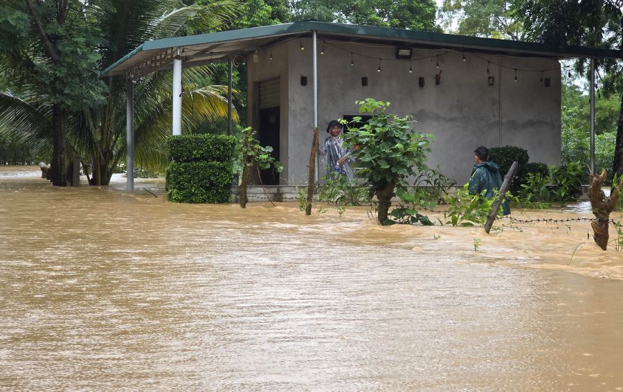 Storm No. 6 caused rain, causing flooding in riverside residential areas in Quang Tri province. Photo: Hung Tho