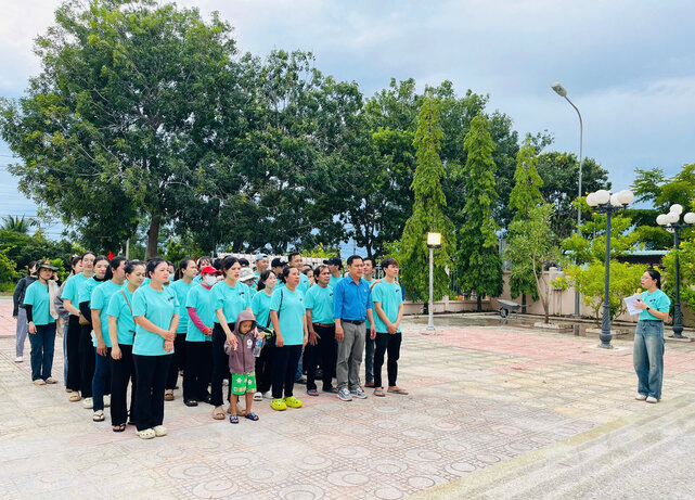 Can bo cong doan, doan vien, nguoi lao dong kinh can dang huong tai Bia tuong niem cac anh hung liet si phuong Mui Ne truoc gio ra quan lam ve sinh moi truong. Anh: Duc Lam