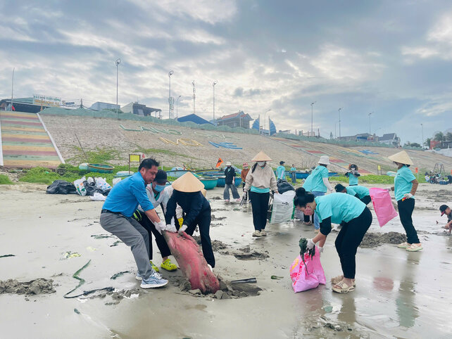 노동조합원들이 9월 2일 국경일에 방문객을 맞이하기 위해 무이네 해변을 청소하고 있습니다. 사진: Duc Lam