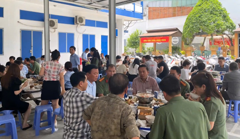 990 회사(호치민시 공안)의 거의 80명의 조합원이 노동조합과 회사 이사회가 주최한 노동조합 점심 식사에 참석했습니다. 사진: Quang Huy