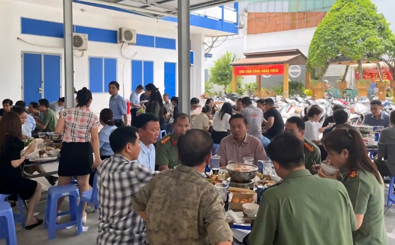 Nearly 80 union members of Company 990 (Ho Chi Minh City Police) attended the Union Meal organized by the Union and the Company's Board of Directors. Photo: Quang Huy