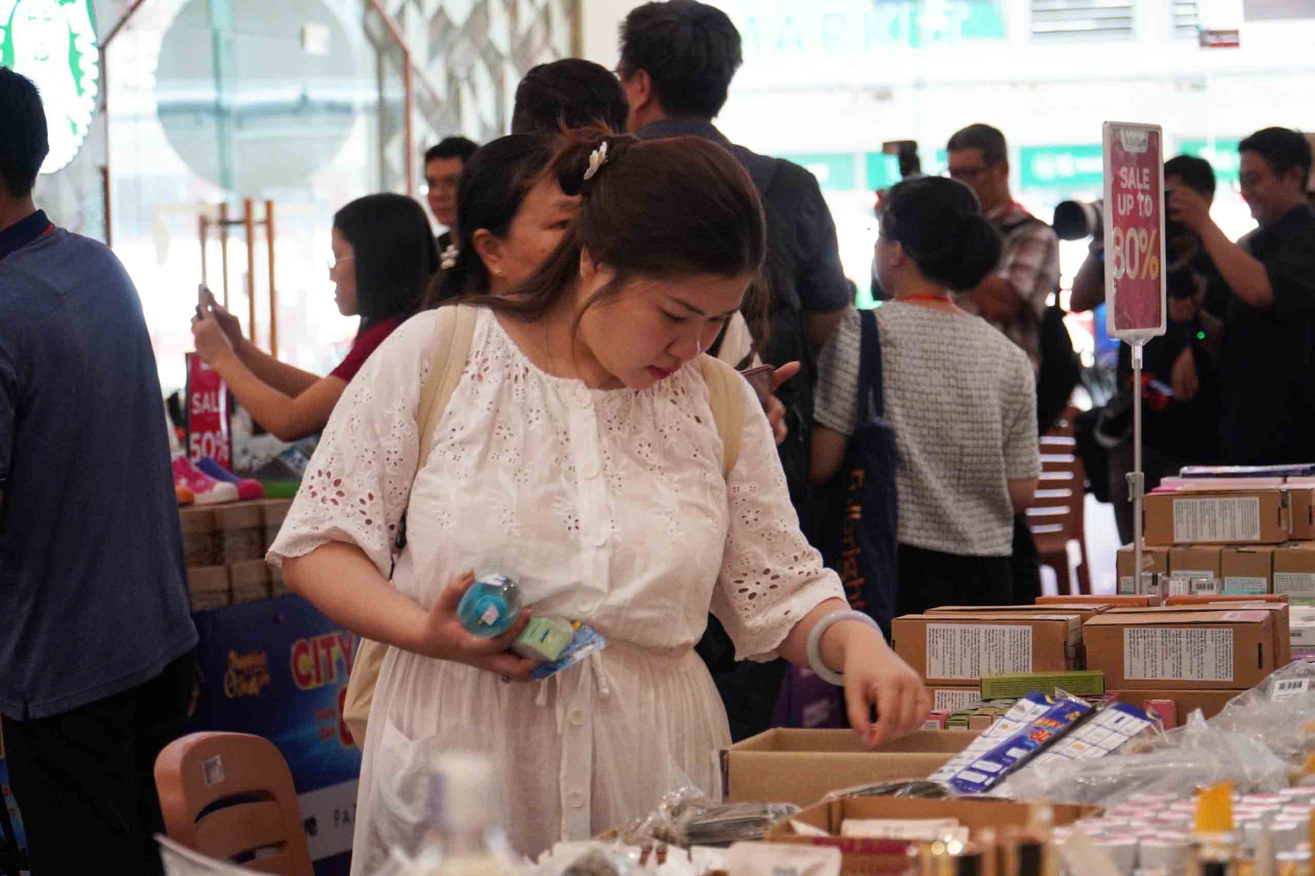 호치민시 쇼핑 센터의 많은 품목이 대폭 할인됩니다. 사진: 하메이