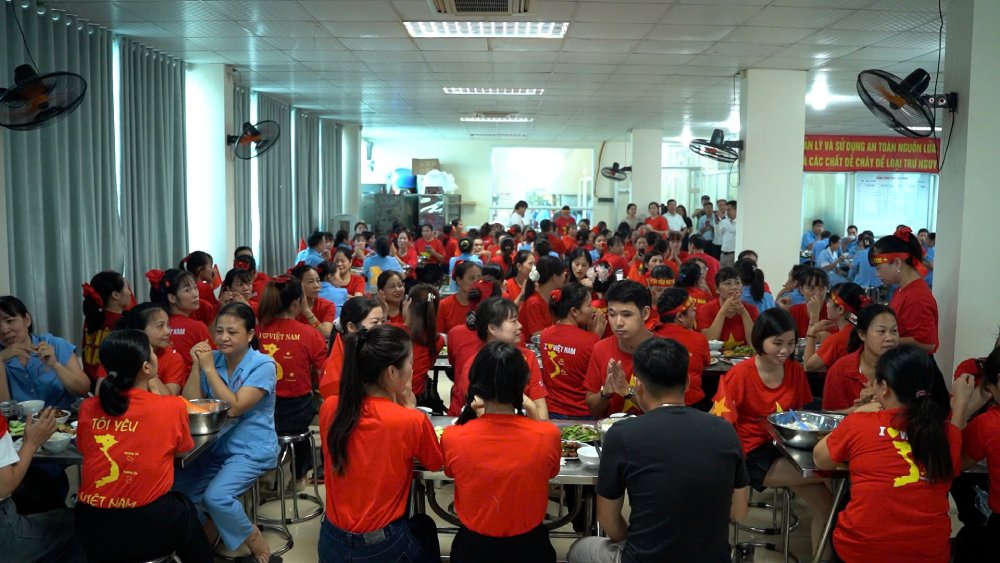 19-5 회사 지도부와 노동조합은 최근 거의 1 200명의 조합원과 노동자를 대상으로 노동조합 점심 식사를 공동으로 조직했습니다. 사진: 퀸 치