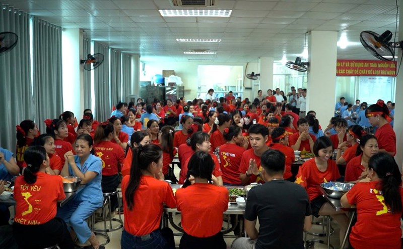 The leaders and Trade Union of 19-5 Company have just coordinated to organize a Trade Union Meal for nearly 1,200 union members and workers. Photo: Quynh Chi