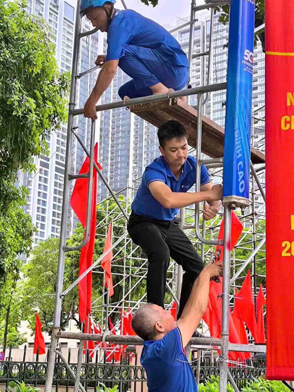 Anh Ngo Quang Long cung dong nghiep thuc hien nhiem vu phuc vu A80. Anh: Ngo Quang Long